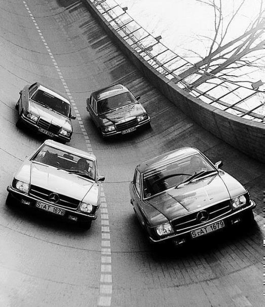 Mercedes-Benz Pkw-Typen auf der Einfahrbahn in Untertürkheim, 1973. In der ersten Reihe: SL-Roadster Typ 450 SL und SLC-Coupé Typ 450 (Baureihe 107). In der zweiten Reihe: S-Klasse-Limousine Typen 450 SE und 450 SEL (Baureihe 116).